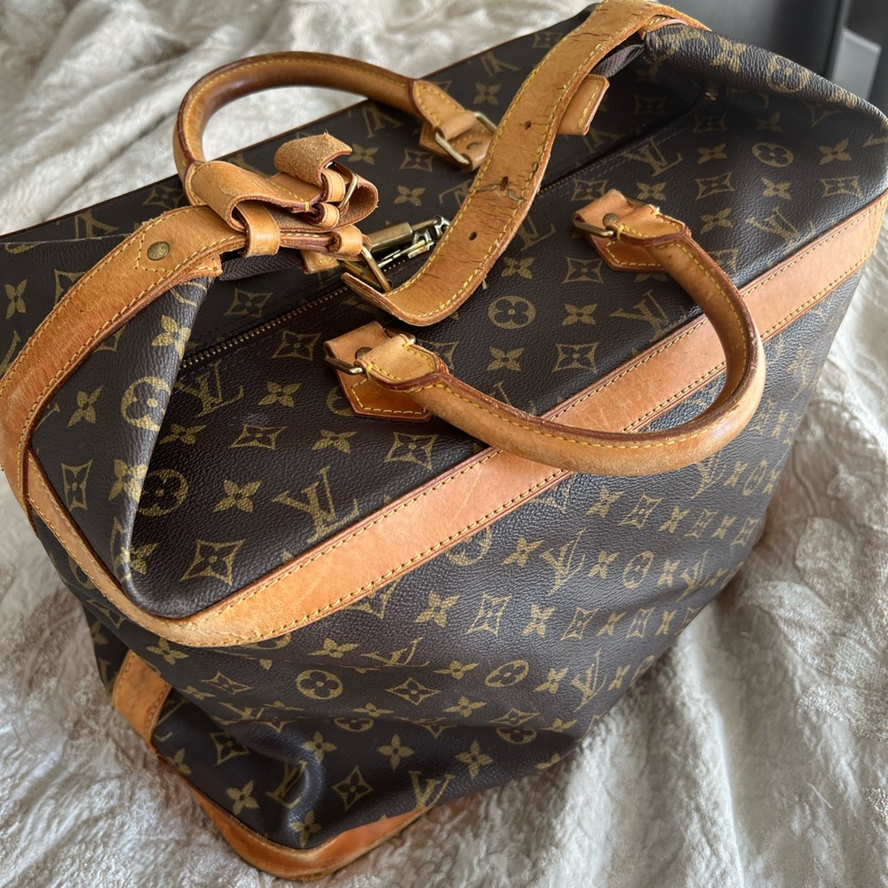 Louis Vuitton
Cruiser Weekend/Travel Bag
18"L x 12"W x 10"H
Product #: L2821798